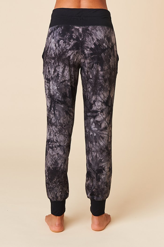 Kelsey is 5'9", typically wears a size 2 and is wearing a size small