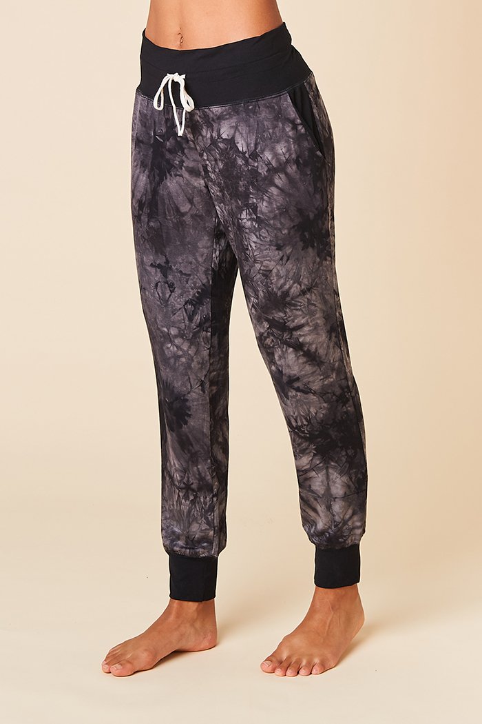 Kelsey is 5'9", typically wears a size 2 and is wearing a size small