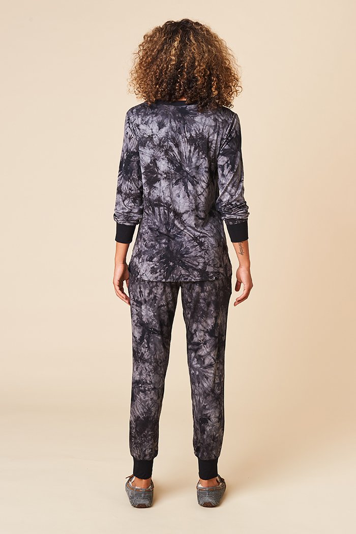 Kelsey is 5'9", typically wears a size 2 and is wearing a size small