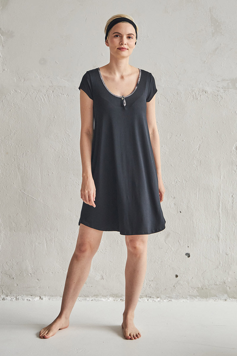 Claire is 5'9", typically wears a size 4 and is wearing a size small