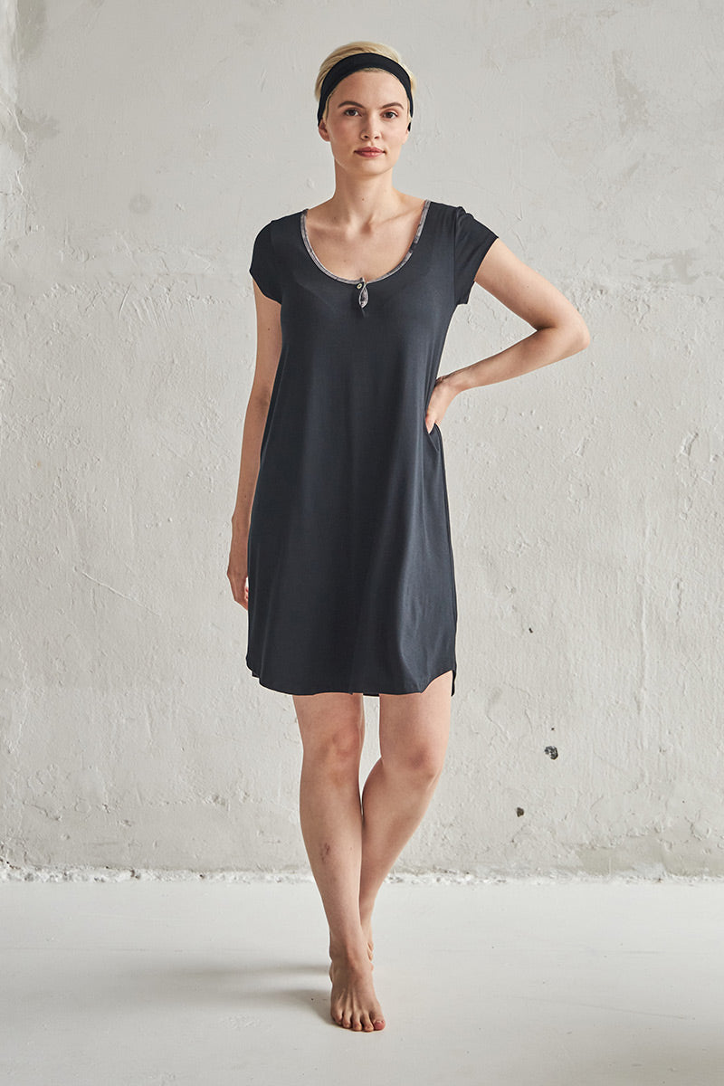 Claire is 5'9", typically wears a size 4 and is wearing a size small