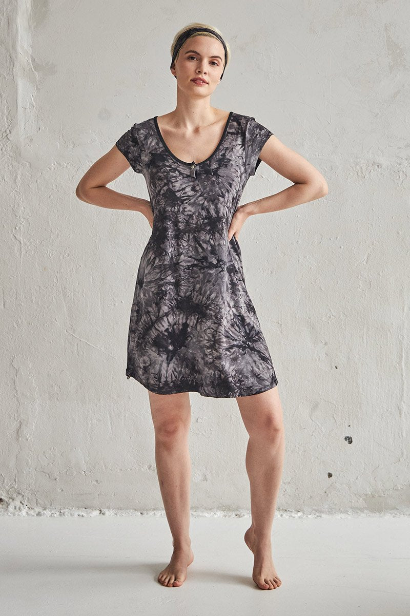 Claire is 5'9", typically wears a size 4 and is wearing a size small