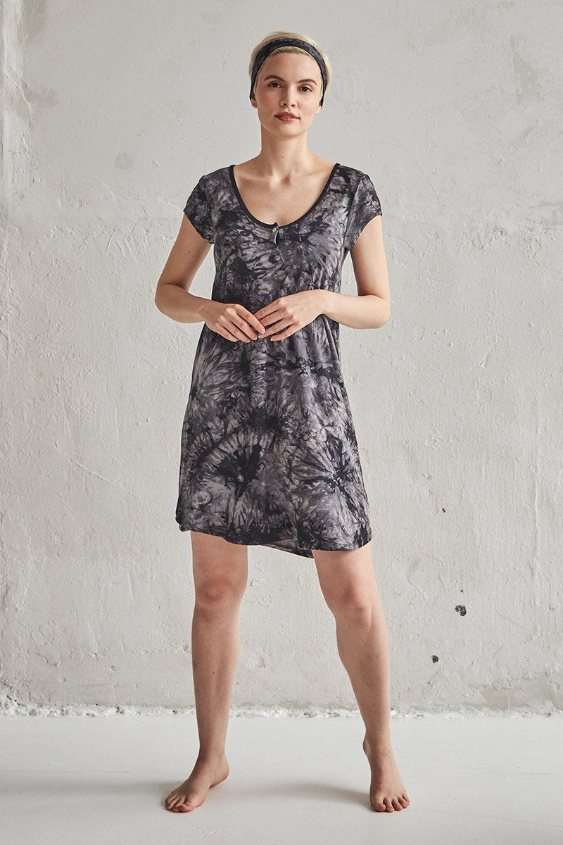 Claire is 5'9", typically wears a size 4 and is wearing a size small