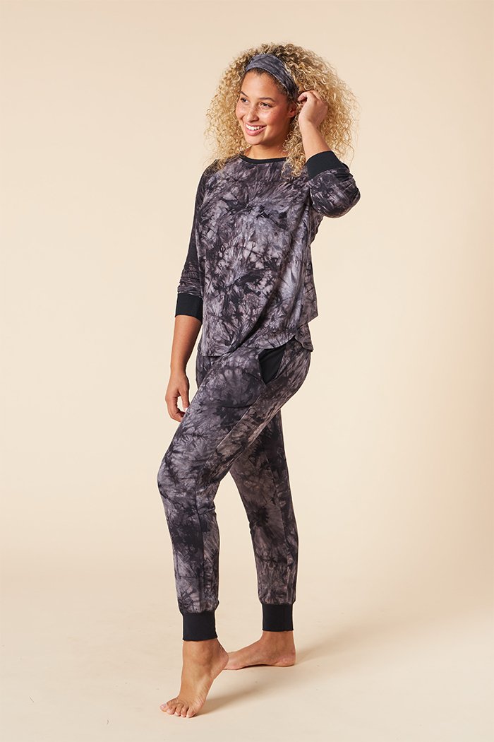 Destiny is 5'9", typically wears a size 8/10 and is wearing a size medium