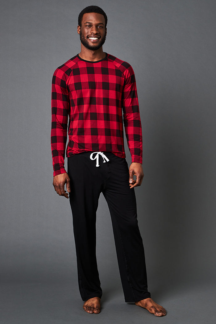 Ugo is 6'3", typically wears a size 33 pant, has a 38" chest and is wearing a size medium