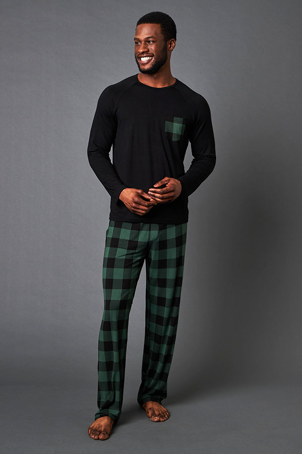 Ugo is 6'3", has a 38" chest and is wearing a size medium