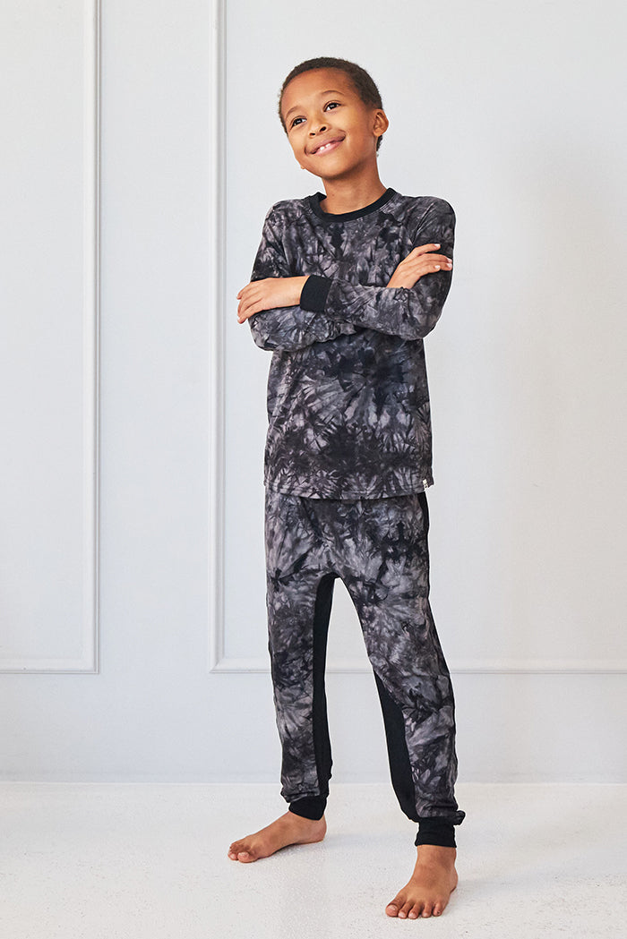 Salem is 9 years old, 4'9" tall and is wearing a size 9/10