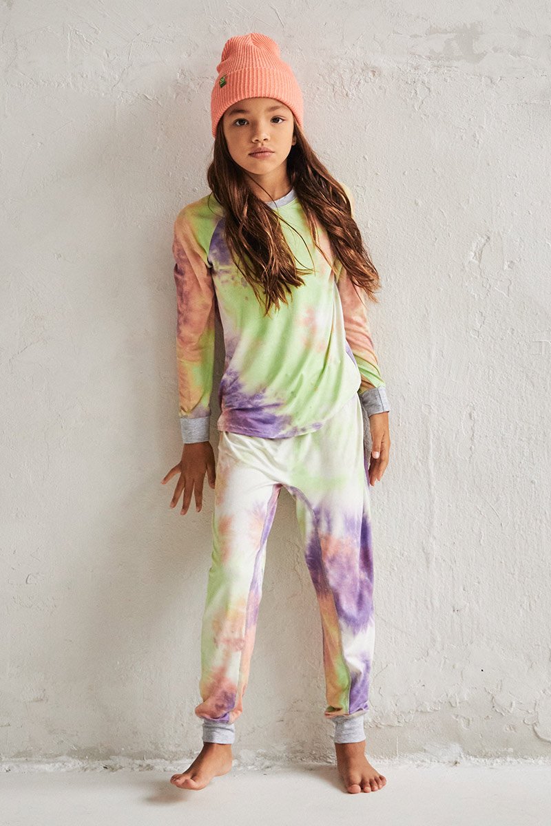 Ava is 9 years old, 4'9" tall and is wearing a size 9/10