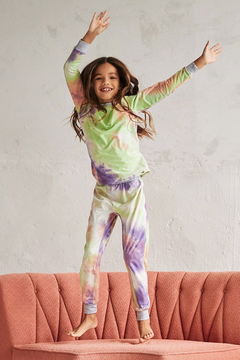 Ava is 9 years old, 4'9" tall and is wearing a size 9/10