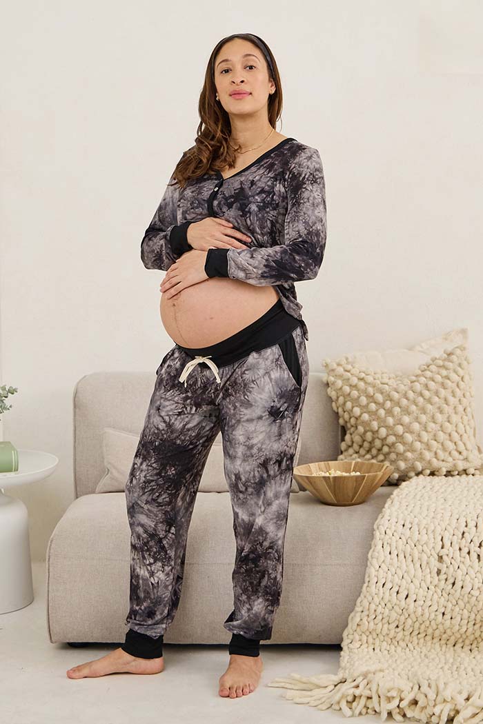 Carter is 5'6" and typically wears a pre-pregnancy size 6. She is 9 months pregnant and is wearing a size medium.