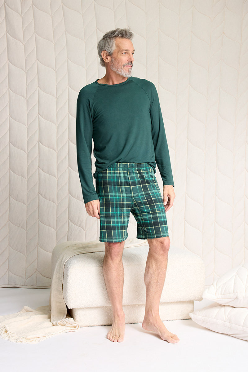 Bill is 6'2", typically wears a size 32 pant, has a 40" chest and is wearing a size M