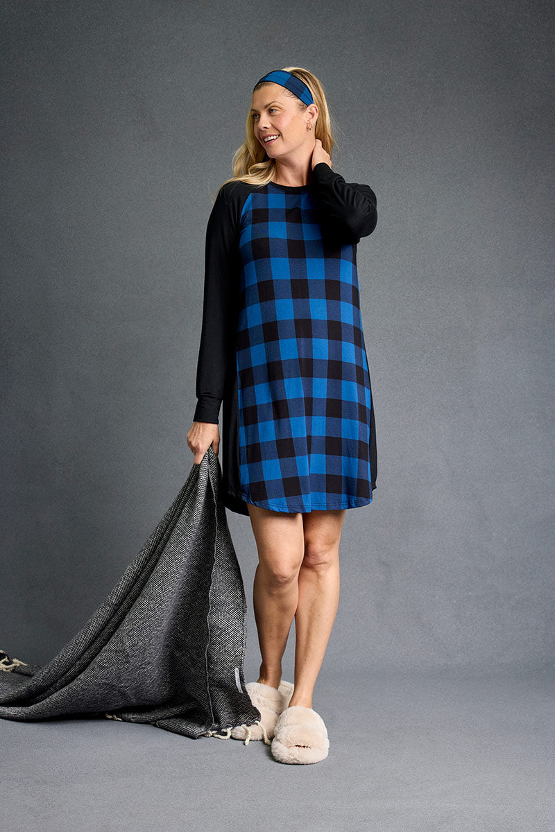 Amber is 5'9", typically wears a size 6/8 and is wearing a size M