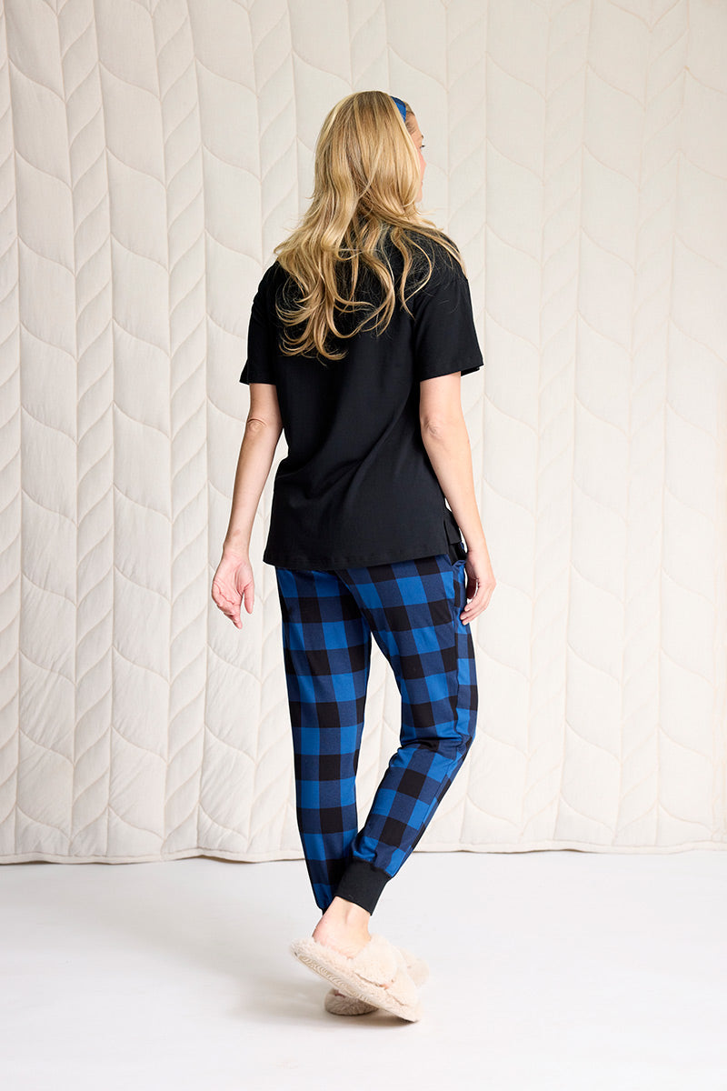 Amber is 5'9", typically wears a size 6/8 and is wearing a size M