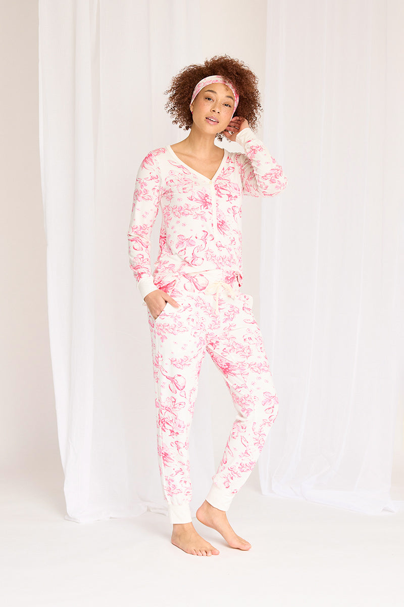 Kiera is 5'9", typically wears a size 4/l6 and is wearing a size small