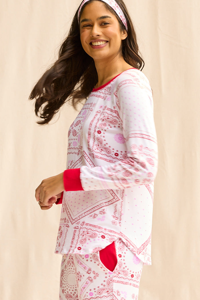 Elyse is 5'9", typically wears a size 2 and is wearing a size small.