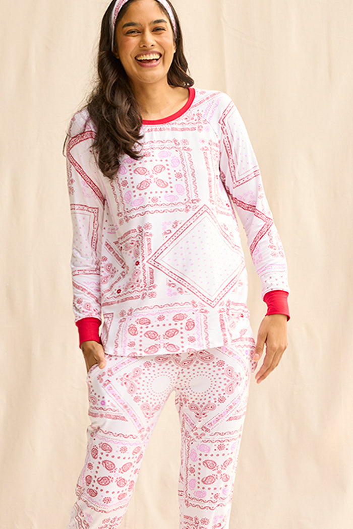 Elyse is 5'9", typically wears a size 2 and is wearing a size small.