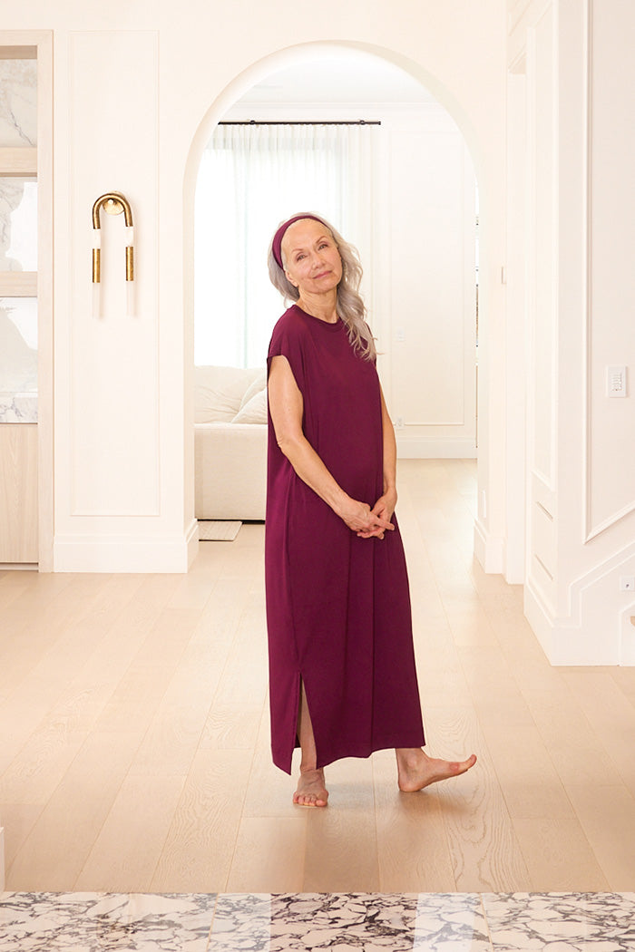 Elizabeth is 5'4", typically wears a size 4 and is wearing a size small.