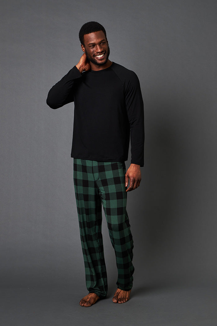 Ugo is 6'3", has a 38" chest and is wearing a size medium