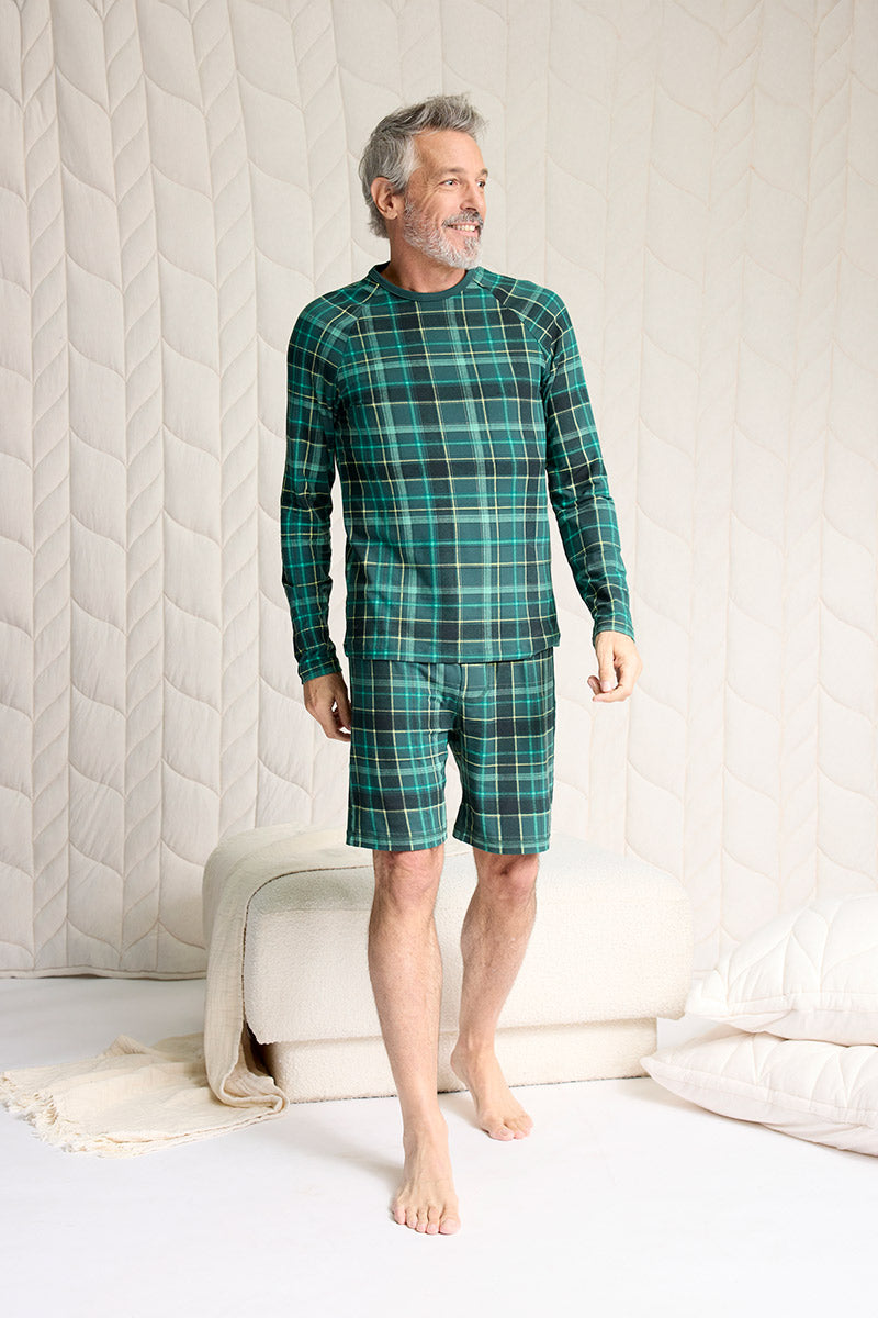 Bill is 6'2", typically wears a size 32 pant, has a 40" chest and is wearing a size M