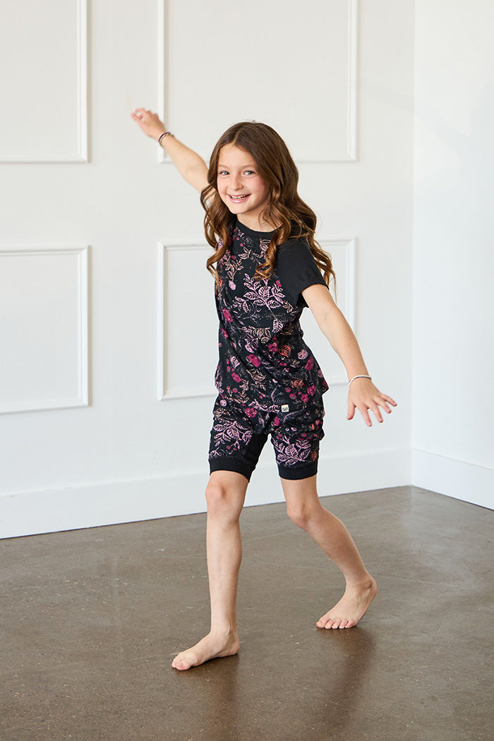 Tessa is 7 years old, 4'5" tall  and is wearing a size 7/8