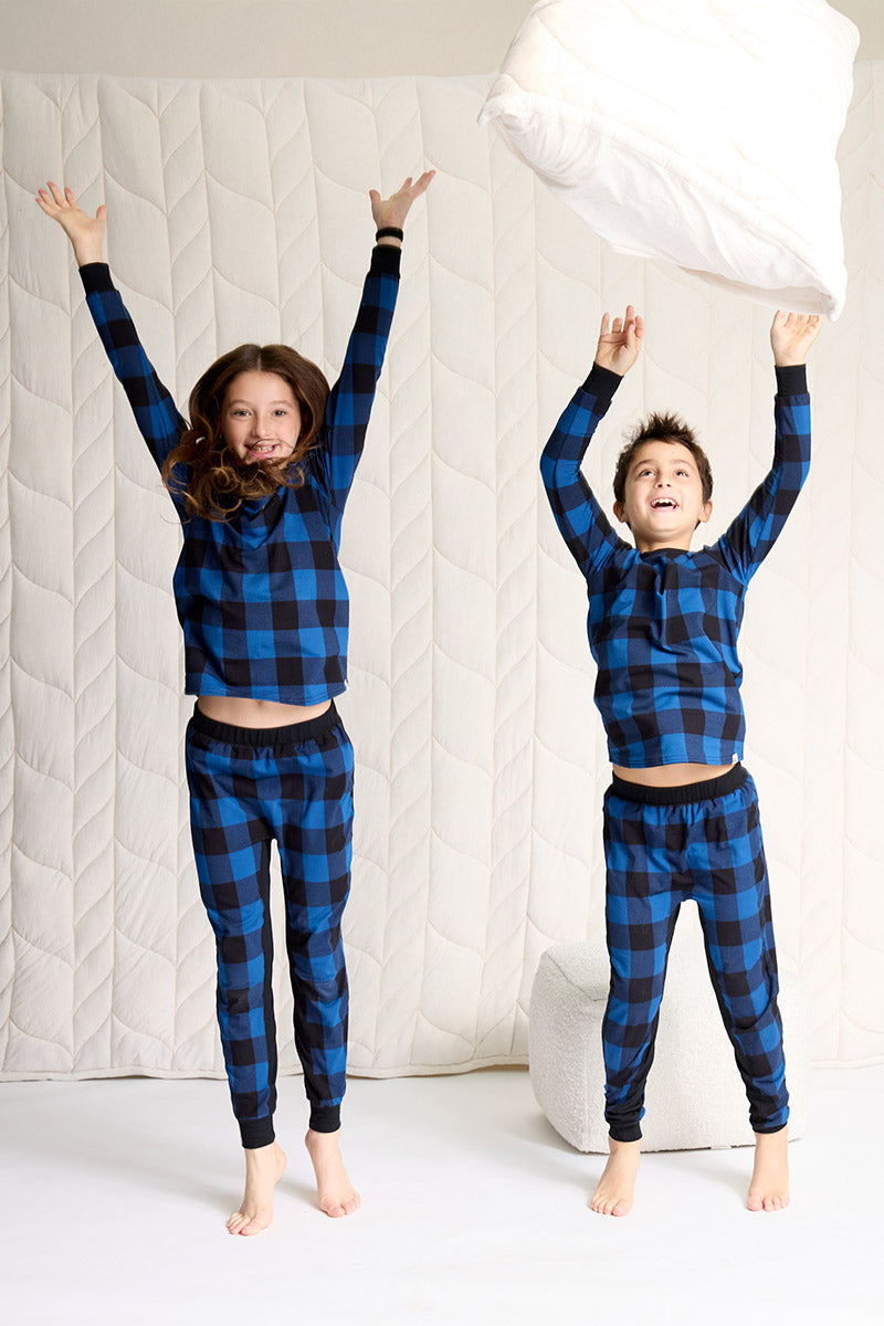 He's wearing size 7/8. She's wearing size 9/10.