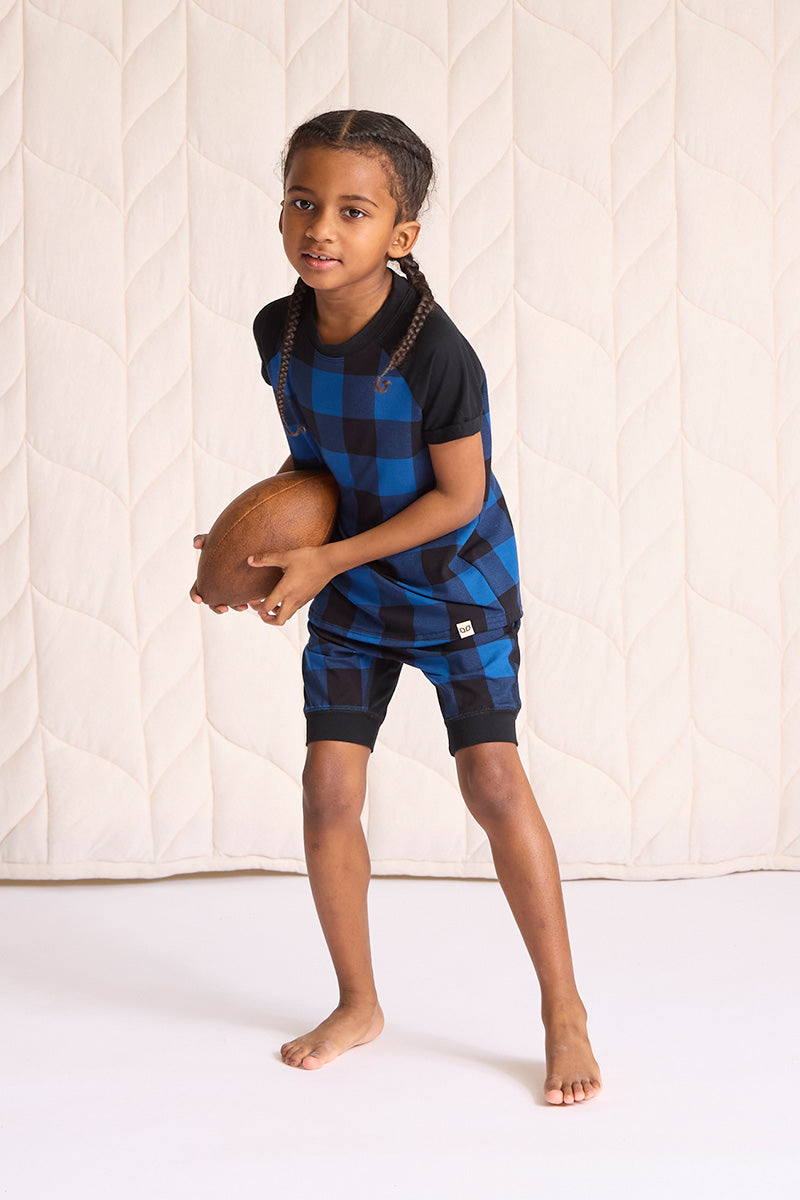 Ace is wearing a size 5/6