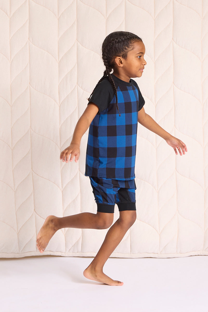 Ace is wearing a size 5/6