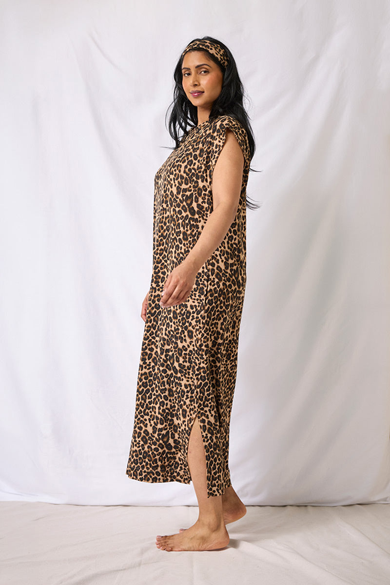 Chin is 5'9", typically wears a size 10/12 and is wearing a size large
