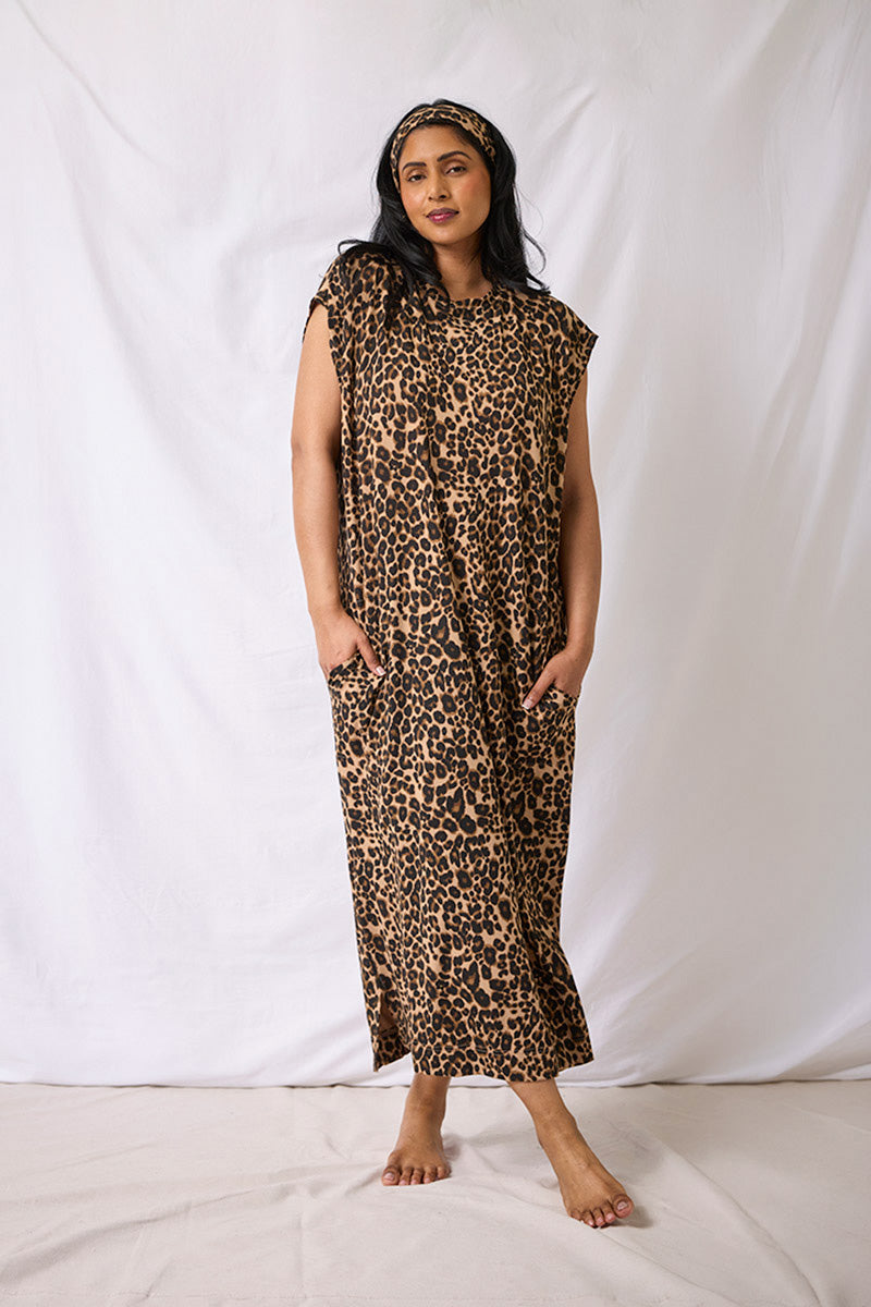 Chin is 5'9", typically wears a size 10/12 and is wearing a size large