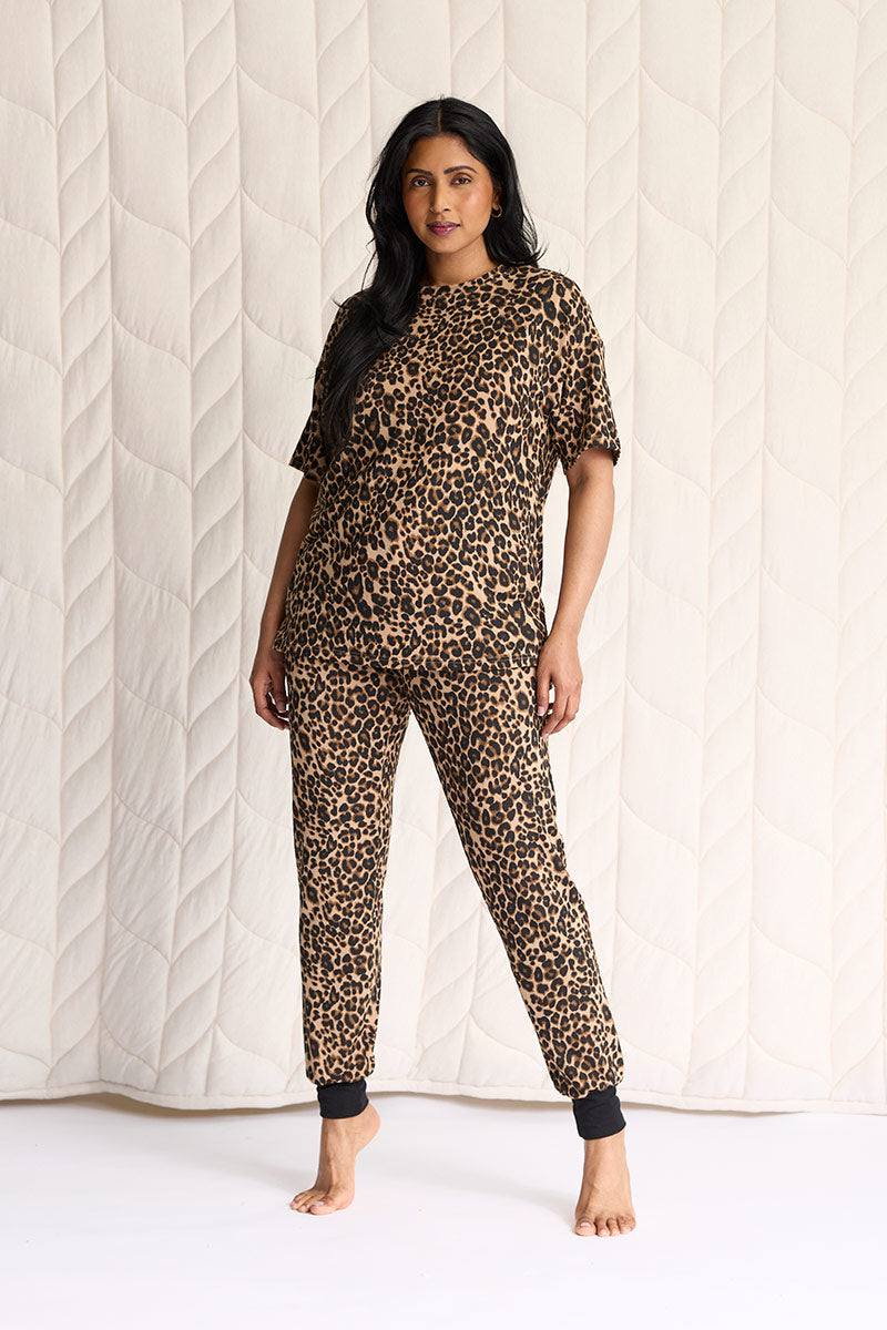 Chin is 5'9", typically wears a size 10/12 and is wearing a size large