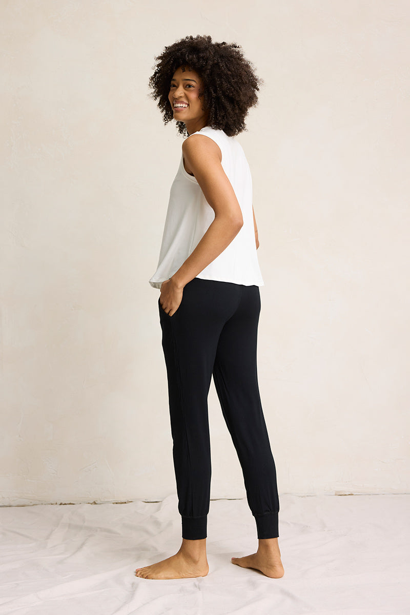 Sam is 5'9", typically wears a size 4 and is wearing a size small