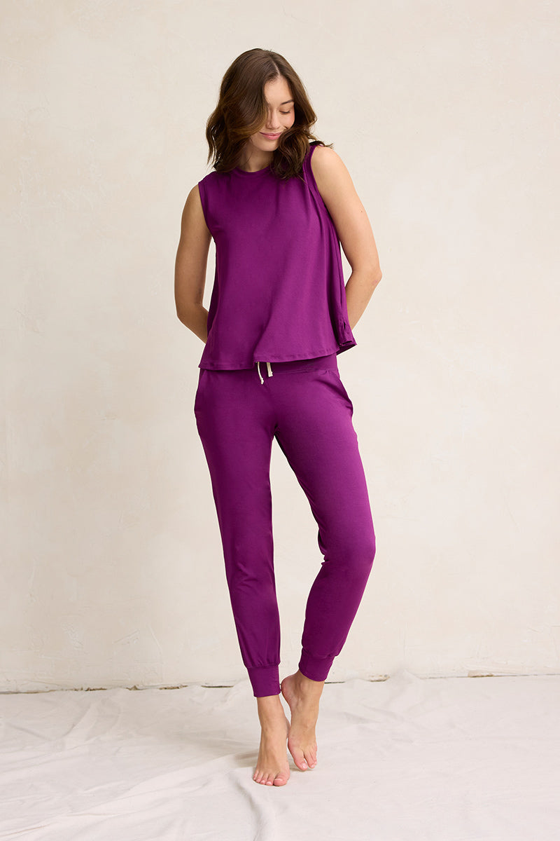 Una is 5'10", typically wears a size 2 and is wearing a size small