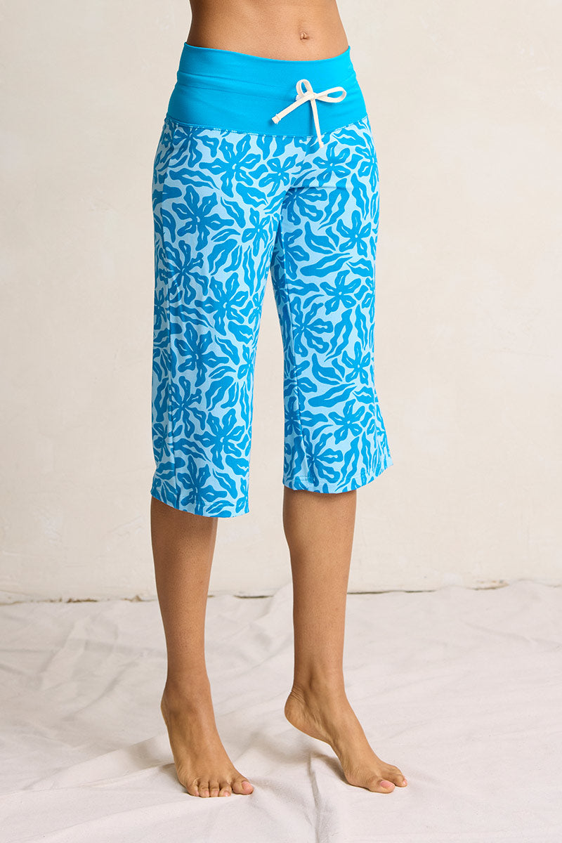 Sam is 5'9", typically wears a size 4 and is wearing a size small