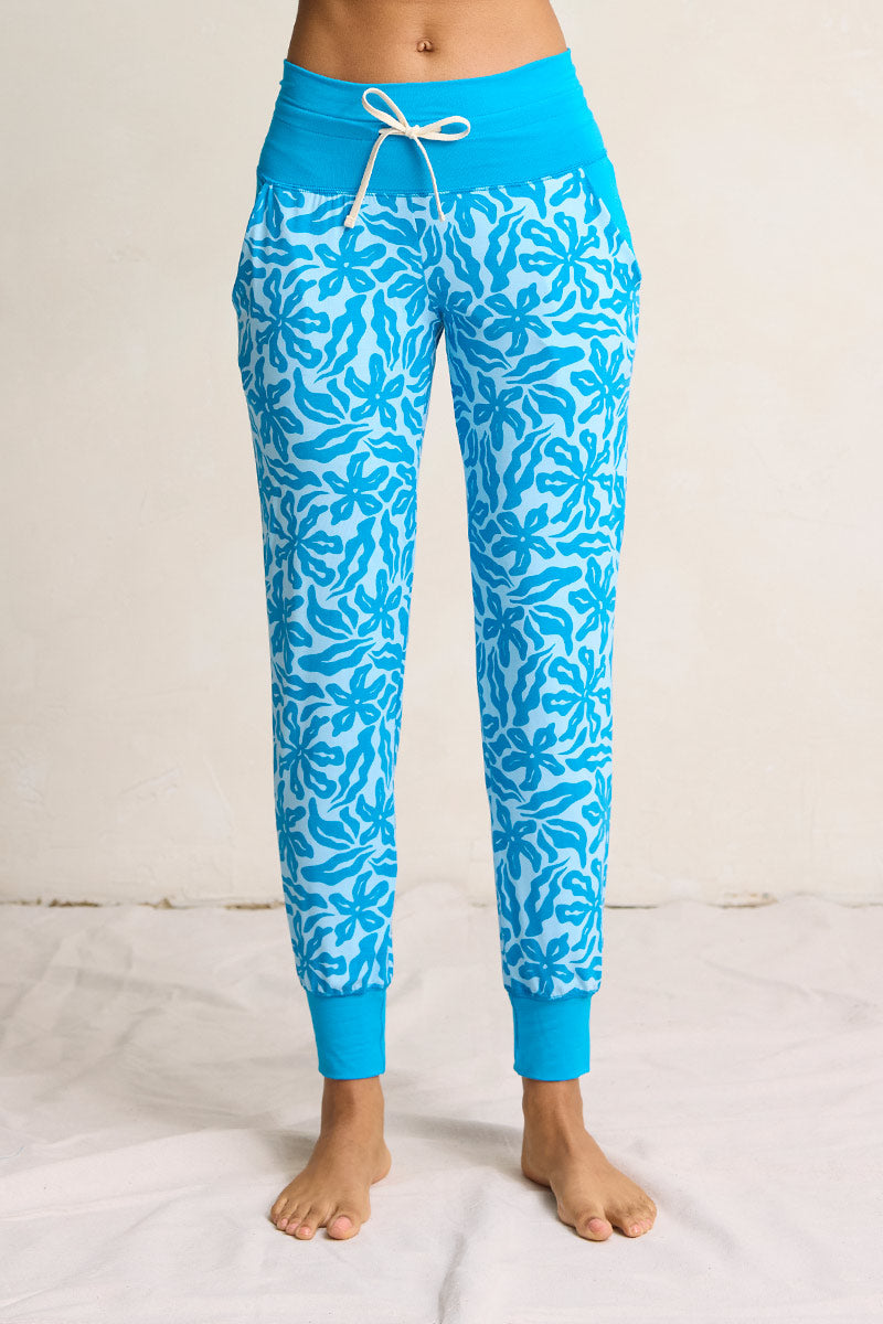 Sam is 5'9", typically wears a size 4 and is wearing a size small