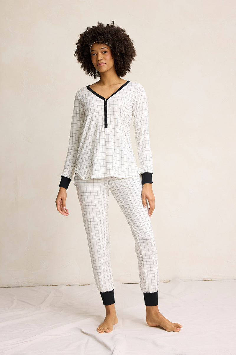 Sam is 5'9", typically wears a size 4 and is wearing a size small