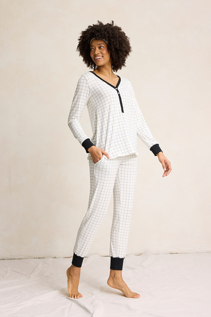 Sam is 5'9", typically wears a size 4 and is wearing a size small