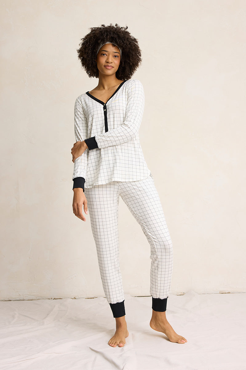 Sam is 5'9", typically wears a size 4 and is wearing a size small