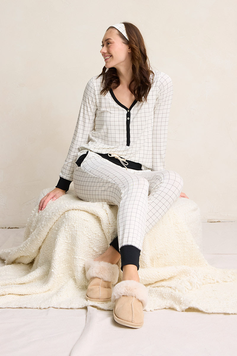 Una is 5'10", typically wears a size 2 and is wearing a size small