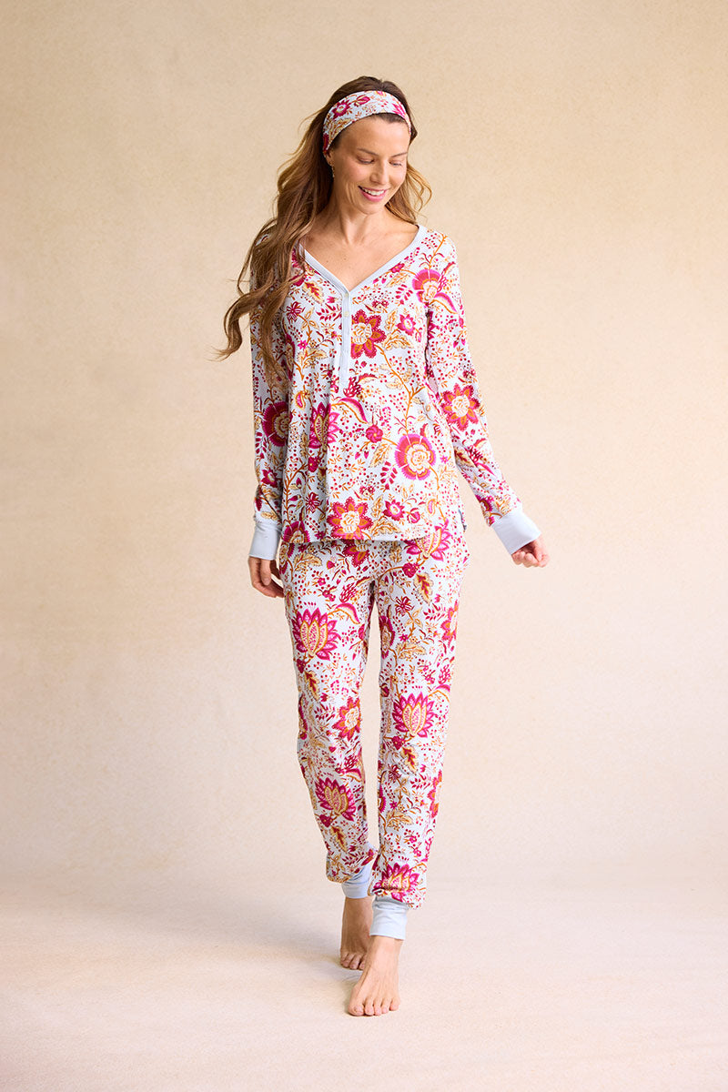 Carina is 5'8", typically wears a size 2 and is wearing a size small