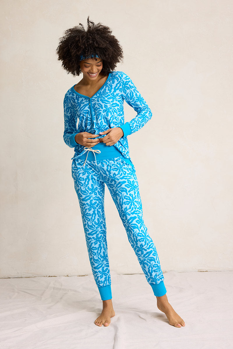 Sam is 5'9", typically wears a size 4 and is wearing a size small