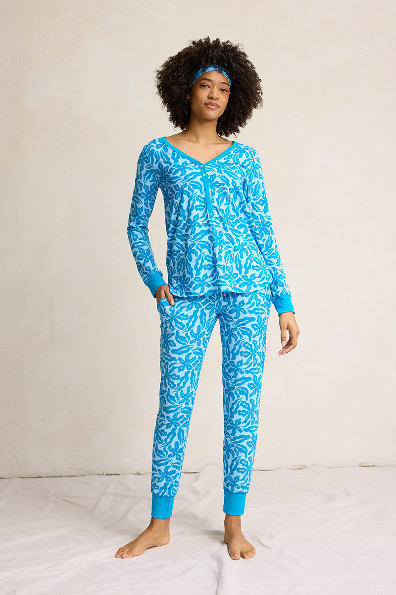 Sam is 5'9", typically wears a size 4 and is wearing a size small