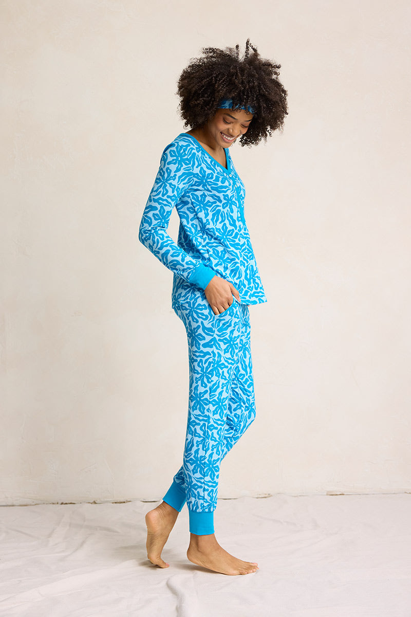 Sam is 5'9", typically wears a size 4 and is wearing a size small