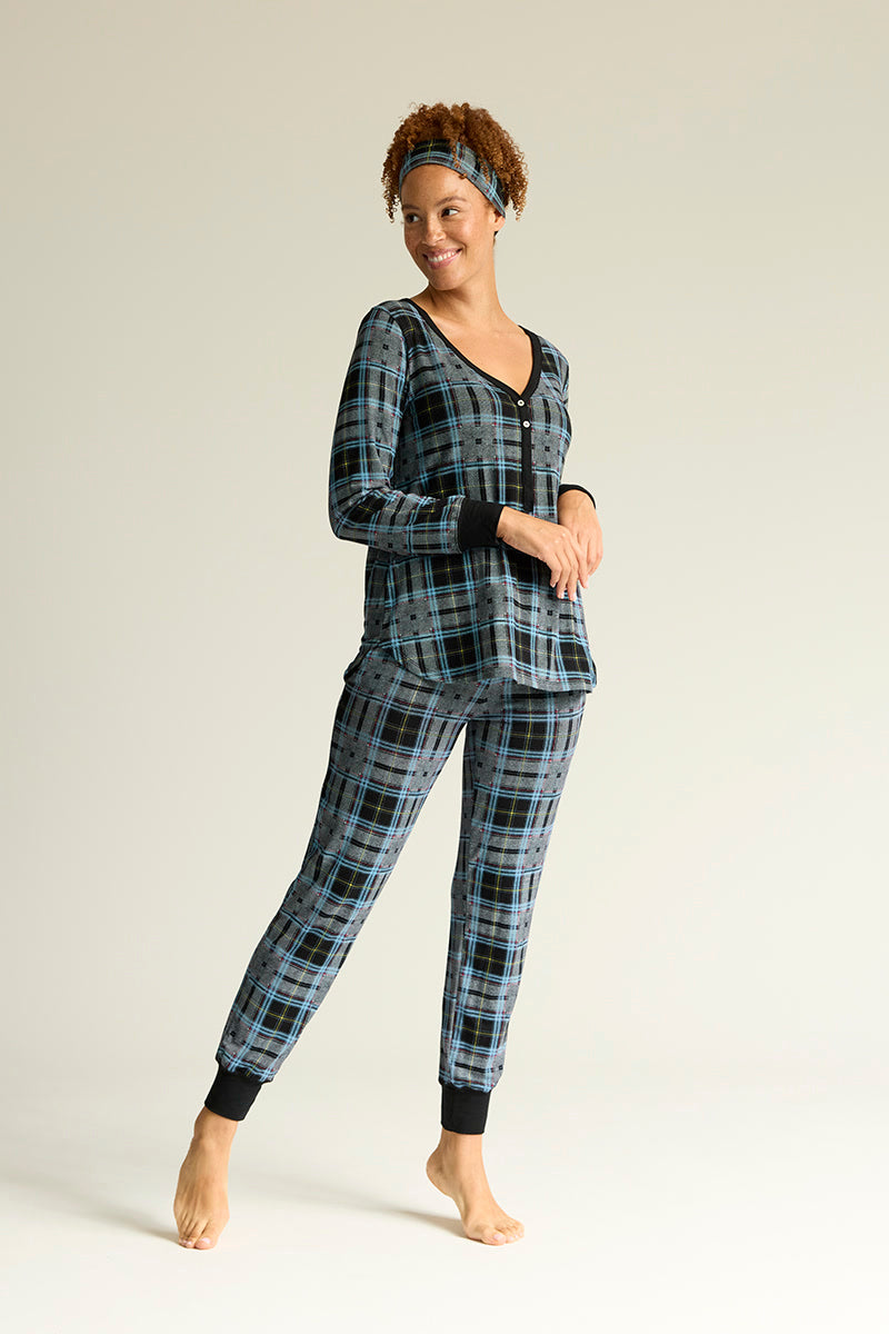 Adecia is 5'9", typically wears a size 6/8 and is wearing a size medium