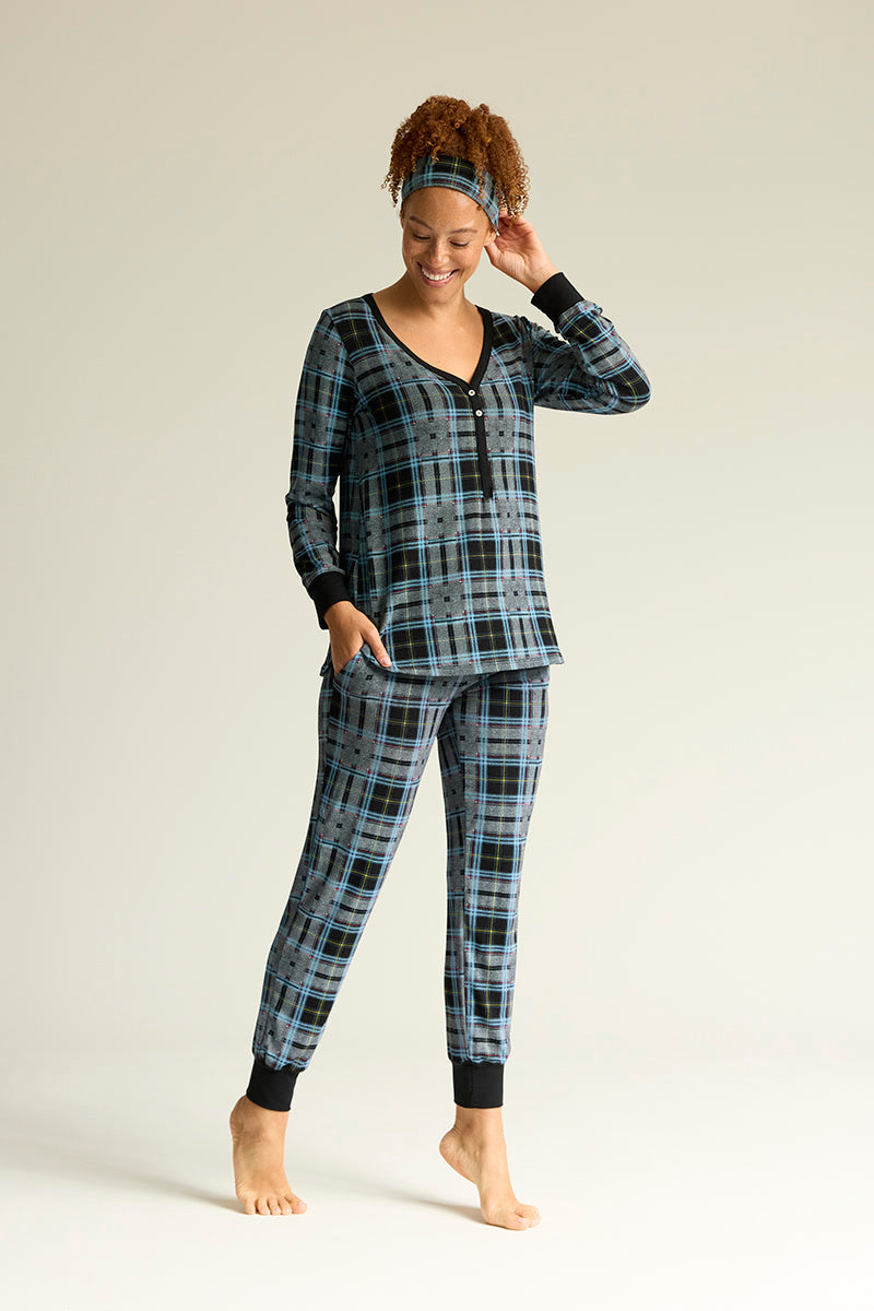 Adecia is 5'9", typically wears a size 6/8 and is wearing a size medium