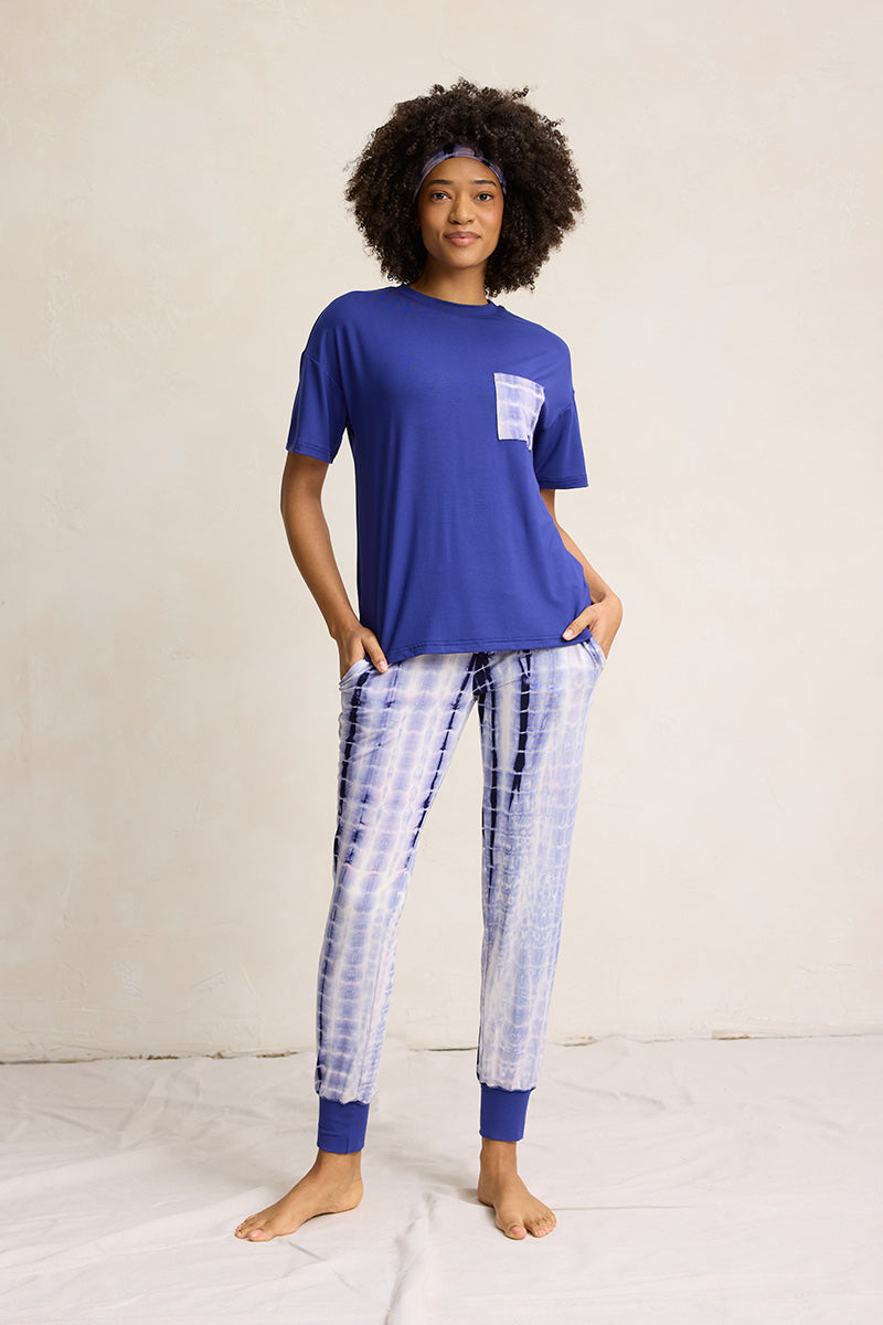 Sam is 5'9", typically wears a size 4 and is wearing a size small