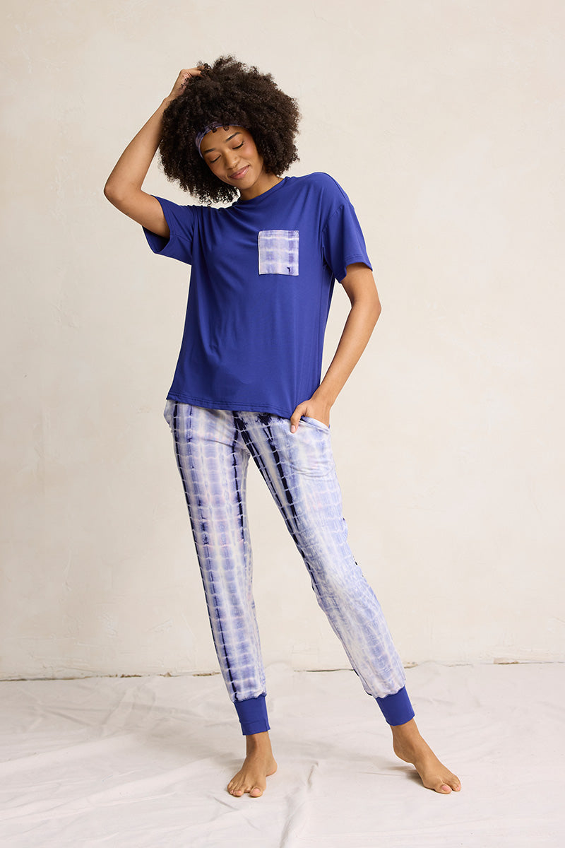 Sam is 5'9", typically wears a size 4 and is wearing a size small