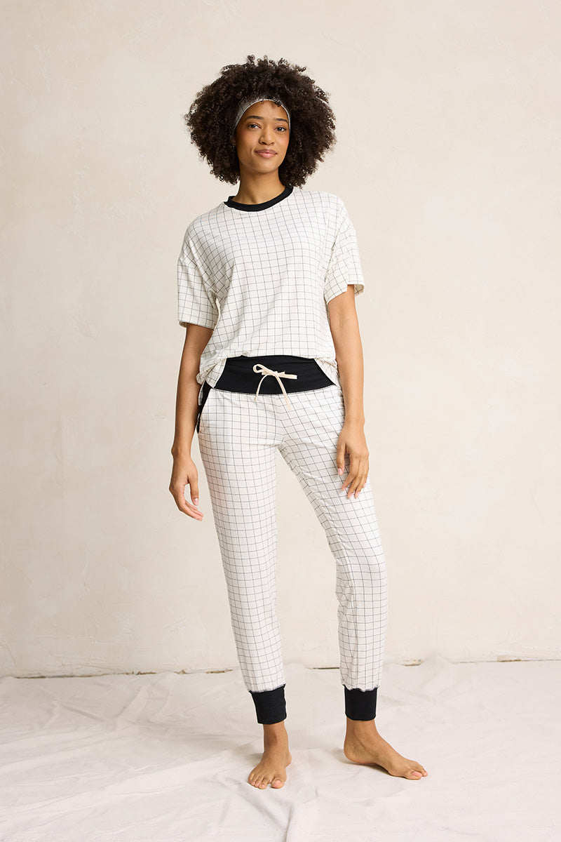 Sam is 5'9", typically wears a size 4 and is wearing a size small