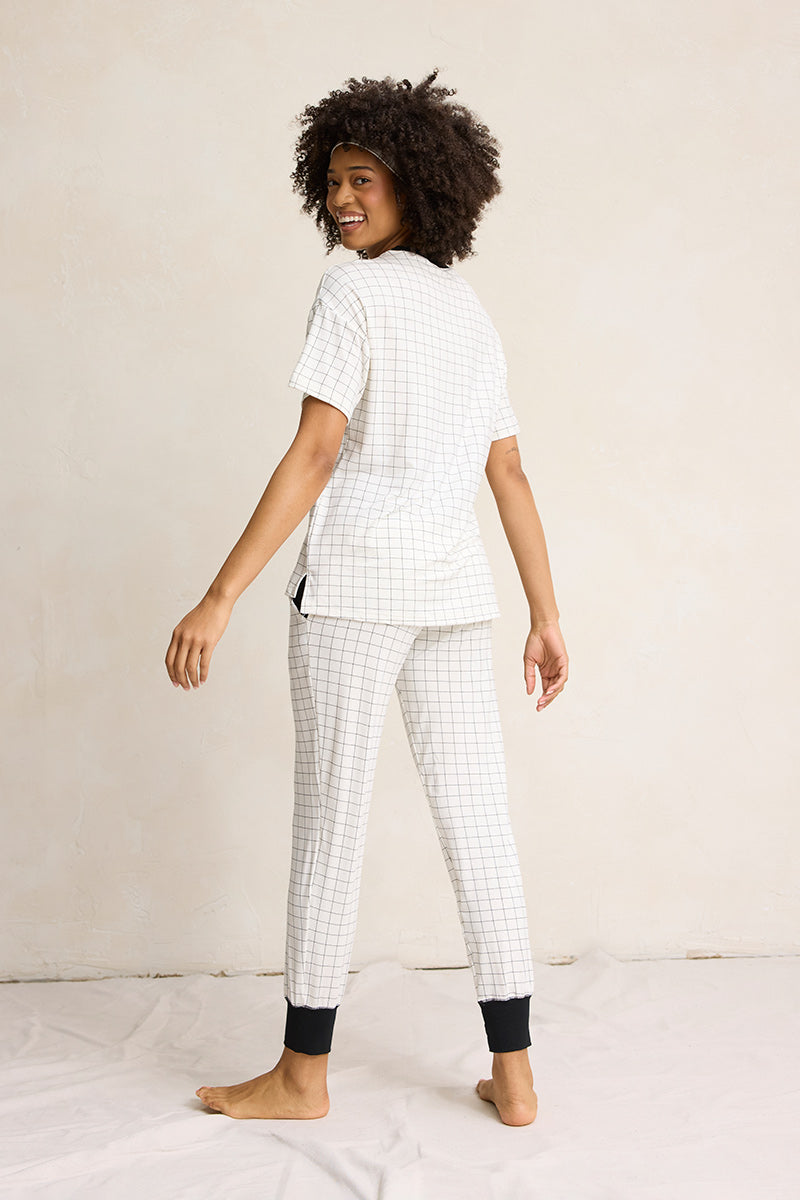 Sam is 5'9", typically wears a size 4 and is wearing a size small