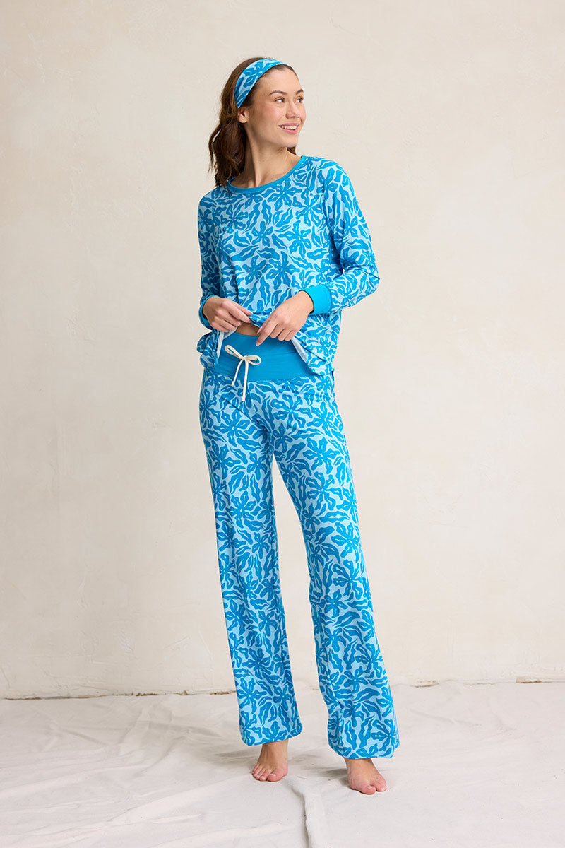 Una is 5'10", typically wears a size 2 and is wearing a size small