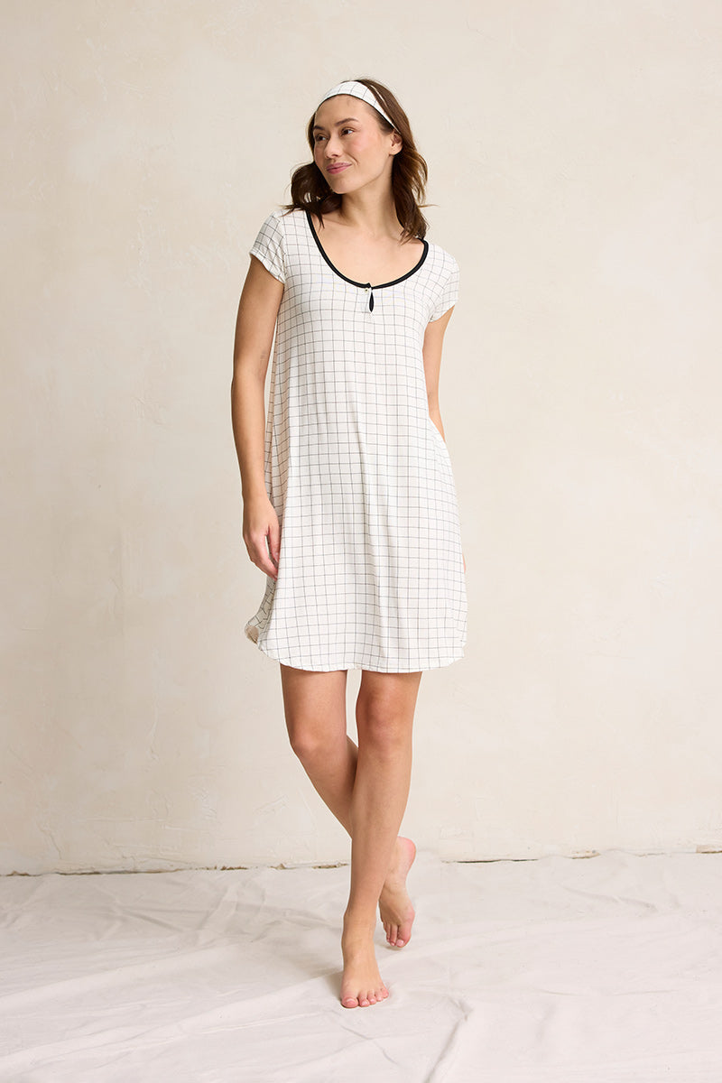 Una is 5'10", typically wears a size 2 and is wearing a size small